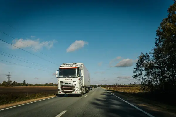 Riga - Valmiera yeni yolu asfaltladı. Letonya yollarında trafik. Asfalt kaplamalı yol. Ağır ve hafif araç hareketi