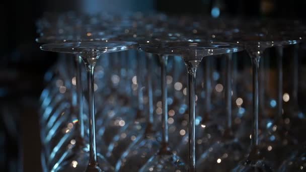 深色灯光下酒吧里的酒杯 吧台上的空玻璃杯 — 图库视频影像