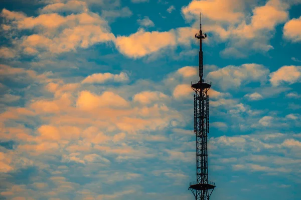 Torre Comunicaciones Gran Altura Bajo Sunny Sky Torre Comunicaciones Alta — Foto de Stock