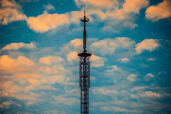 Torre Comunicaciones Gran Altura Bajo Sunny Sky Torre Comunicaciones Alta — Foto de Stock