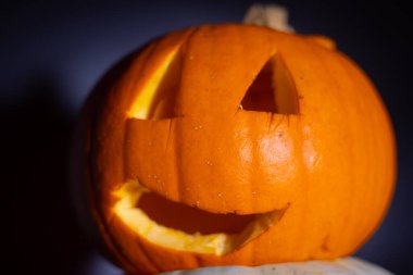 Cadılar Bayramı Balkabağı Piramidi. Cadılar Bayramı balkabağı gülüşü ve parti için korkunç gözler. Seçici Yumuşak Odaklanma