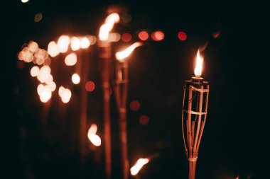 Parlayan Şenlik Ateşi Parlayan Sıcaklıkla Geceyi Aydınlatıyor. Parlak bir şenlik ateşi geceleri karanlığı aydınlatır..
