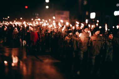 Gece Şehir Festivali, Kutlama ve Toplum Etkinliği İçin Büyük Grup Toplantısı. Kalabalık, şehir ışıklarıyla aydınlatılmış bir gece festivalinin keyfini çıkarıyor.. 