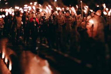 Gece Şehir Festivali, Kutlama ve Toplum Etkinliği İçin Büyük Grup Toplantısı. Kalabalık, şehir ışıklarıyla aydınlatılmış bir gece festivalinin keyfini çıkarıyor.. 