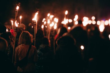 Gece Şehir Festivali, Kutlama ve Toplum Etkinliği İçin Büyük Grup Toplantısı. Kalabalık, şehir ışıklarıyla aydınlatılmış bir gece festivalinin keyfini çıkarıyor.. 