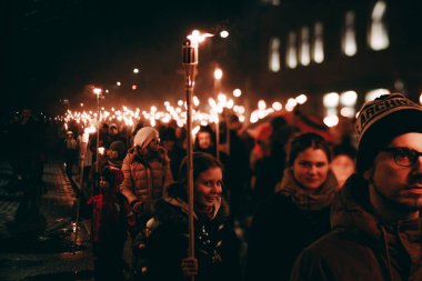 Gece Şehir Festivali, Kutlama ve Toplum Etkinliği İçin Büyük Grup Toplantısı. Kalabalık, şehir ışıklarıyla aydınlatılmış bir gece festivalinin keyfini çıkarıyor.. 
