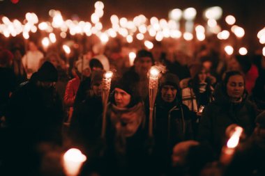 Gece Şehir Festivali, Kutlama ve Toplum Etkinliği İçin Büyük Grup Toplantısı. Kalabalık, şehir ışıklarıyla aydınlatılmış bir gece festivalinin keyfini çıkarıyor.. 