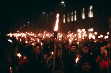 Gece Şehir Festivali, Kutlama ve Toplum Etkinliği İçin Büyük Grup Toplantısı. Kalabalık, şehir ışıklarıyla aydınlatılmış bir gece festivalinin keyfini çıkarıyor.. 