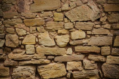 Tuğla ve Ahşap Detaylı Dokuma Taş Duvarı 'na yakın çekim. Ahşap ve tuğla işçiliği desenli desenli taş duvar.