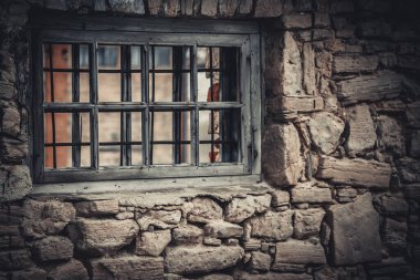 Hasarlı Duvarları ve Eski Pencereleri olan terk edilmiş bir bina. Hapis yeri, eski pencereli hapishane.