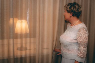 Gülen yüzlü mutlu kadın. Teknoloji İletişim, Yetişkin Gelin ve Damat İçerde Cep Telefonu Kullanıyor