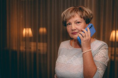 Gülen yüzlü mutlu kadın. Teknoloji İletişim, Yetişkin Gelin ve Damat İçerde Cep Telefonu Kullanıyor