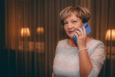 Gülen yüzlü mutlu kadın. Teknoloji İletişim, Yetişkin Gelin ve Damat İçerde Cep Telefonu Kullanıyor