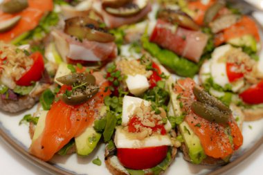 Taze ve lezzetli organik sebze salatası ve sağlıklı beslenmek için meyve. Taze ve lezzetli organik meyve salatası, yakından. Sağlıklı beslenme.