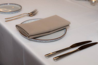 Mum, Bitki ve Yer Ayarlı Zarif Yemek Masası Dekoru. Şölen düzenlemeleri, mumlar ve yer ayarlarıyla şık bir yemek masası..