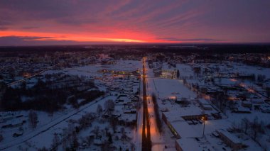 Gün doğumunda Dramatik Gökyüzü 'nün ardından parlıyor. Şafak vakti dingin ve manzaralı renkli bir gökyüzü. Güzel Gökyüzü ve Şehir Manzaralı Günbatımında Şehir Manzarası