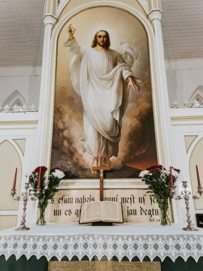 Görkemli bir ibadethanenin içindeki tarihi dini heykel. Seyahat yerindeki bir erkek heykelinin kutsal heykeli..