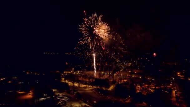 Ohňostroj Městě Přivítat Nový Rok Létání Přes Malé Město Valmiera — Stock video