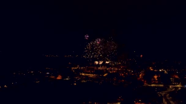 新年を迎えるために市内の花火 ヴィラエラの小さな町を飛行する — ストック動画