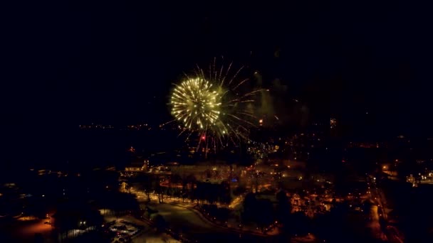 Πυροτεχνήματα Στην Πόλη Για Καλωσορίσουν Την Πρωτοχρονιά Πετώντας Μέσα Από — Αρχείο Βίντεο