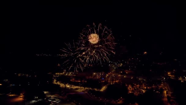 Fuochi Artificio Città Dare Benvenuto Nuovo Anno Volare Attraverso Piccolo — Video Stock