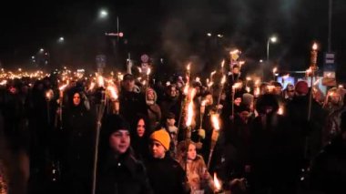 Şehre meşaleli insanlar geliyor, Şehit Askerlerin Anma Günü. Valmiera, Letonya, 18.11.2023