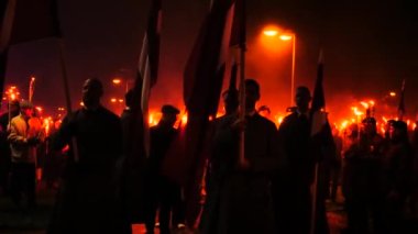 Şehre meşaleli insanlar geliyor, Şehit Askerlerin Anma Günü. Valmiera, Letonya, 18.11.2023