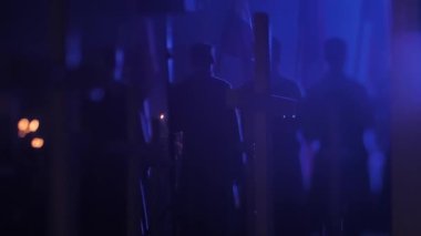Karanlık Gece 'deki Anma Günü Mezarlığı. Mezar haçı bir fener ve mumlarla aydınlatılır.