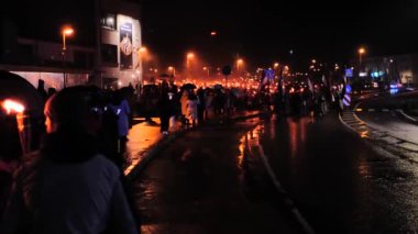 Şehre meşaleli insanlar geliyor, Şehit Askerlerin Anma Günü. Valmiera, Letonya, 18.11.2023