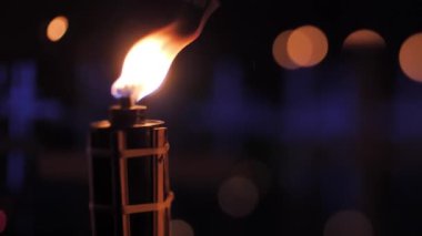 Karanlık Gece 'deki Anma Günü Mezarlığı. Mezar haçı bir fener ve mumlarla aydınlatılır.