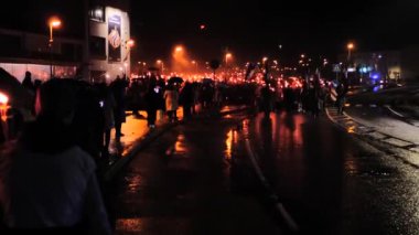 Şehre meşaleli insanlar geliyor, Şehit Askerlerin Anma Günü. Valmiera, Letonya, 18.11.2023
