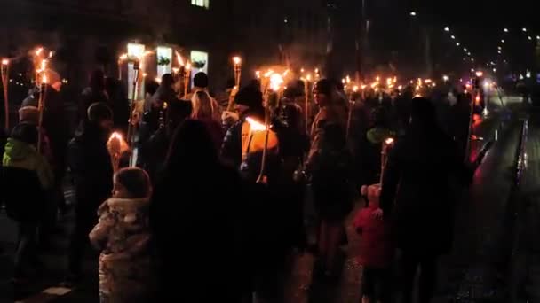 Folk Med Fakler Marcherer Gennem Byen Faldne Soldaters Mindedag Valmiera – Stock-video