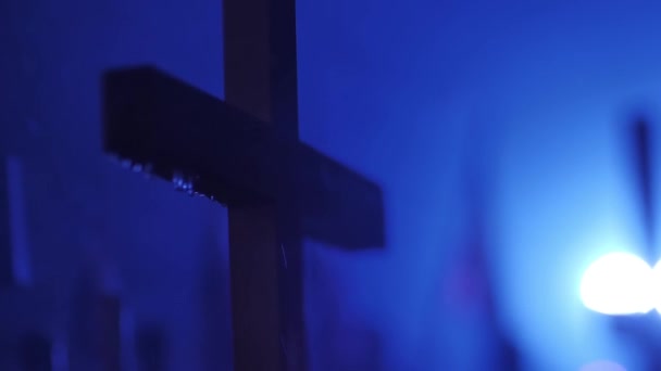 暗闇の夜の記念日墓地 墓の十字架はランタンとろうそくによって照らされます — ストック動画