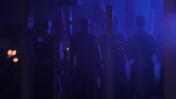어두운 기념일 십자가는 등불과 양초로 조명됩니다 — 비디오