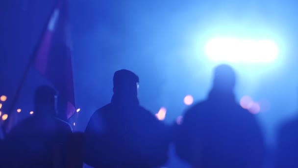 Emléknap Temető Sötét Éjszakában Sírkeresztet Lámpás Gyertyák Világítják Meg — Stock videók