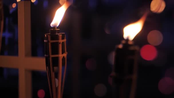 黑暗之夜的悼念日坟场 十字架上点亮了一盏灯和蜡烛 — 图库视频影像