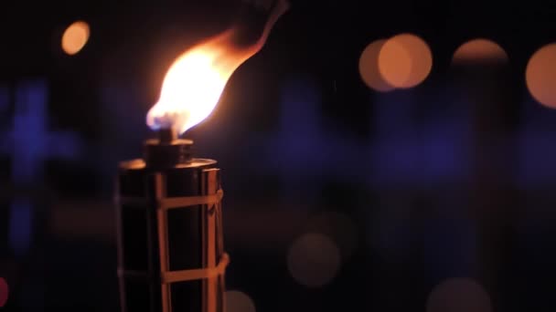 Památný Den Hřbitově Temné Noci Kříž Hrobu Osvětlen Lucernou Svíčkami — Stock video
