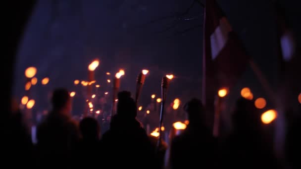 Şehre Meşaleli Insanlar Geliyor Şehit Askerlerin Anma Günü Valmiera Letonya — Stok video