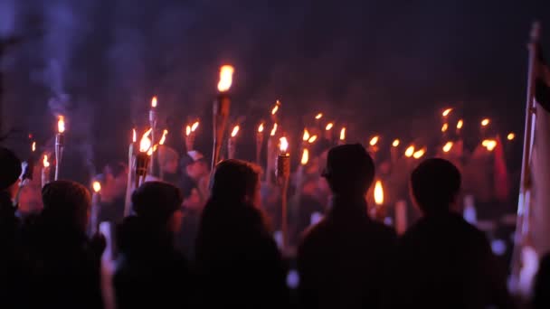 Des Gens Avec Des Torches Défilent Dans Ville Jour Souvenir — Video