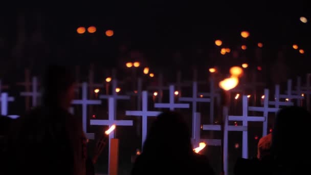 Emléknap Temető Sötét Éjszakában Sírkeresztet Lámpás Gyertyák Világítják Meg — Stock videók