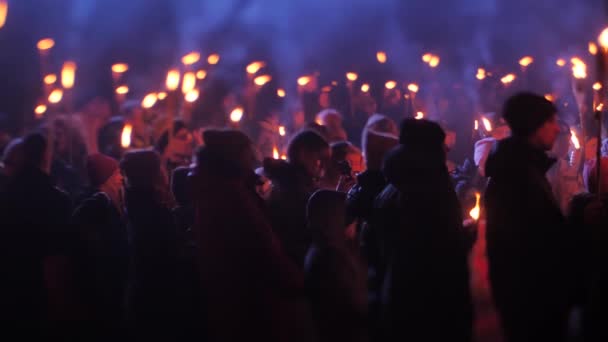 Ludzie Pochodniami Maszerują Przez Miasto Dzień Pamięci Upadłych Żołnierzy Valmiera — Wideo stockowe