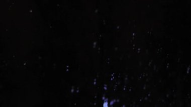 Huzurlu gece göğünün altında narin kar taneleri yavaşça iniyor. Karmaşık kristal formlarını aydınlatırken yumuşak parıltılarını yakalıyor..