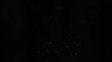 Huzurlu gece göğünün altında narin kar taneleri yavaşça iniyor. Karmaşık kristal formlarını aydınlatırken yumuşak parıltılarını yakalıyor..
