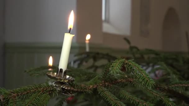 Hořící Svíčky Vánočním Stromečku Kostele — Stock video