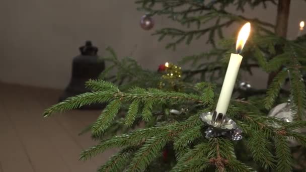 Velas Encendidas Árbol Navidad Iglesia — Vídeos de Stock