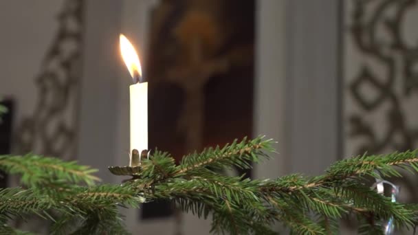Queimar Velas Árvore Natal Igreja — Vídeo de Stock