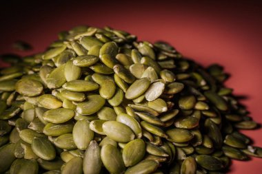 Büyük bir yığın içinde Hulk kabak tohumları. Balkabağı tohumları