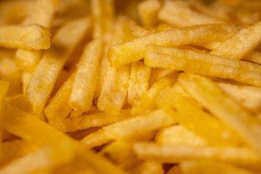 Cuma patatesleri pipetle kesilmiş. Kızarmış patates pipetleri.