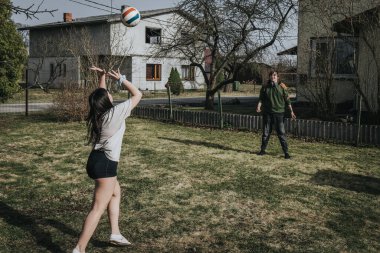 Kız ve erkek voleybol baharı oynuyorlar.. 