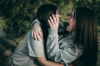 Genç kızlar kameraya poz verir. Duygusal kızlar tanışmaktan mutluluk duyardı.